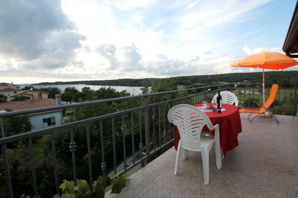 Apartment In Funtana With Seaview, Balcony, Air Condition, Wifi Luaran gambar