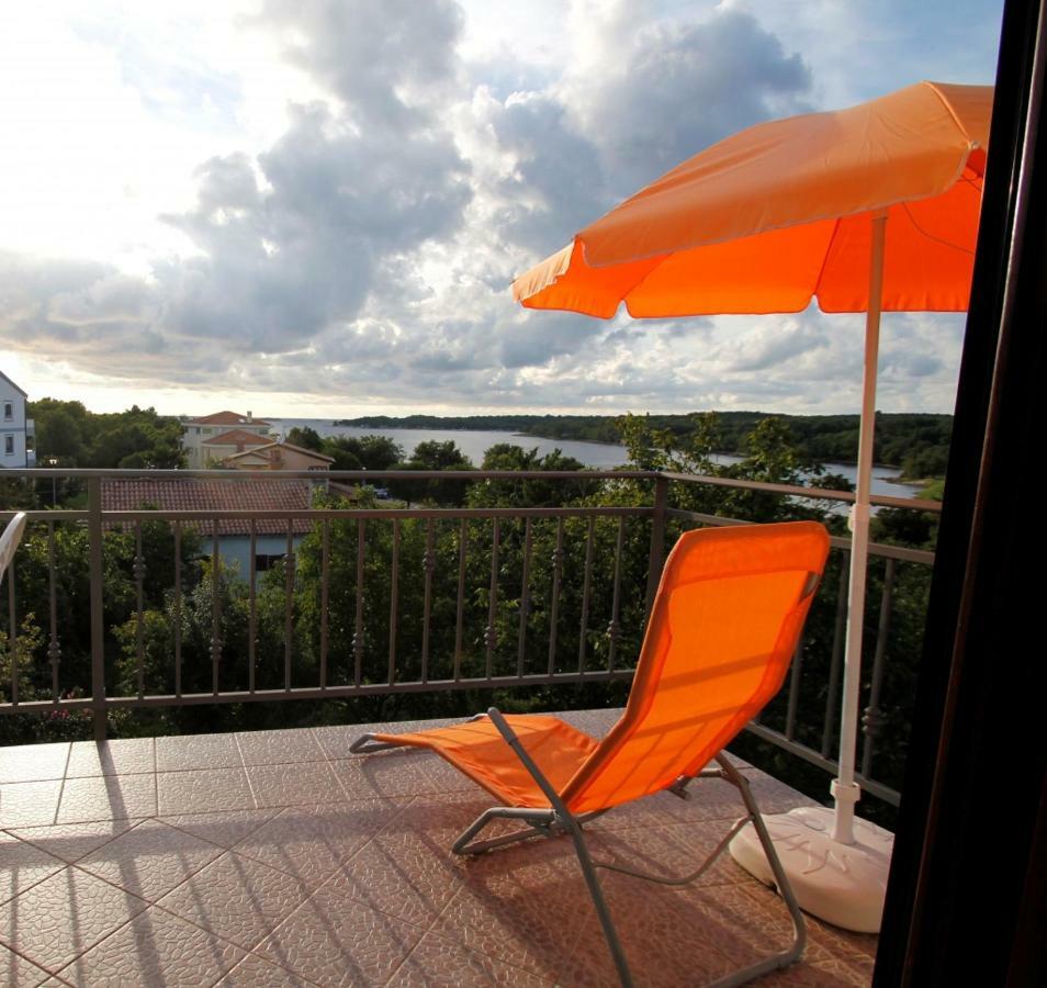 Apartment In Funtana With Seaview, Balcony, Air Condition, Wifi Luaran gambar